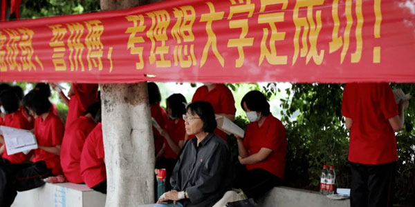 張桂梅送考,張桂梅的事跡,什么是堅(jiān)持